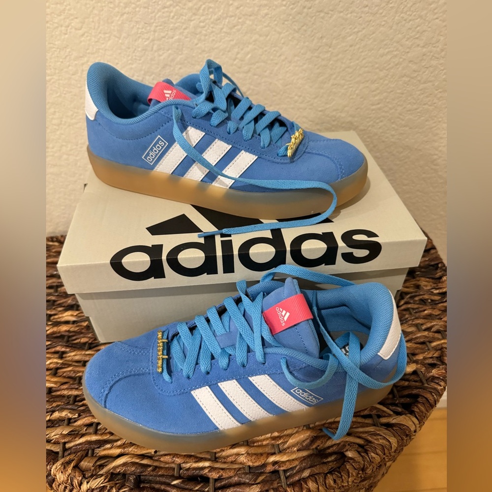 adidas VL Court 3.0 Women's Sneaker in 6.5, NWT. Blue and white